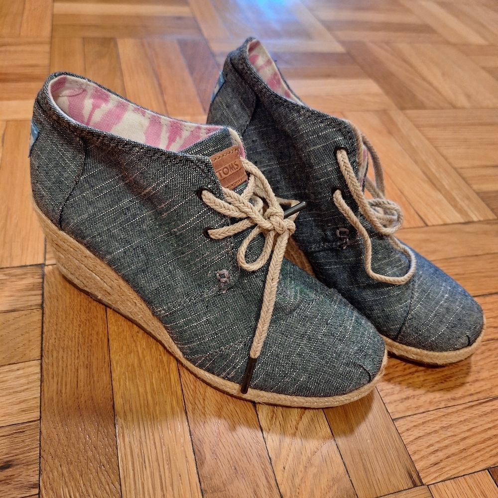 Tom's Toms Desert Sand wedge booties size 6